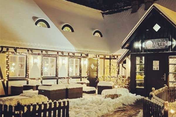 Julbord med och utan underhållning